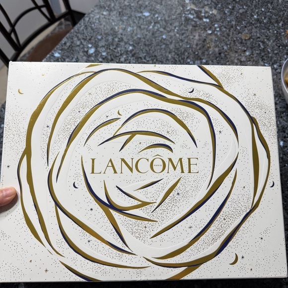Lancome 2023 Holiday Beauty Box, 11-piece Skincare/Make-Up Set, $598 Value - Picture 2 of 4